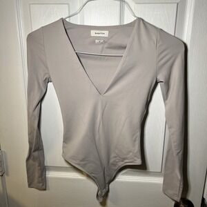 Babaton Womens Size XS Contour V Neck Long Sleeves Bodysuit Gray Nylon Blend